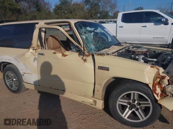 1984 Chevrolet Blazer z VIN 1G8CS18B8E8199899, wystawiony jako IAAI lot #40950824 z przebiegiem 36 351 mil mil oraz . Historia ofert i sprzedaży dostępna na DreamBid. Obrazek 12.