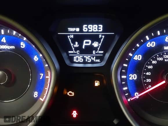 2015 Hyundai Elantra SE z VIN KMHDH4AEXFU445516, wystawiony jako IAAI lot #43398863 z przebiegiem 106 754 mil mil oraz . Historia ofert i sprzedaży dostępna na DreamBid. Obrazek 7.