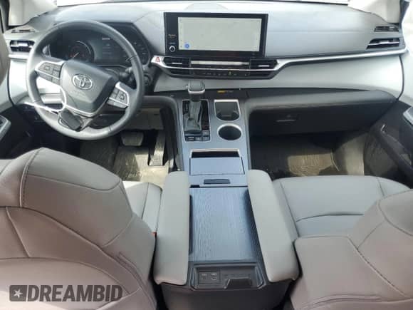 2025 Toyota Sienna XLE with VIN 5TDYRKEC5SS225697, listed as a Copart auction lot 68837635 with 19,057 mi miles and Salvage title. Bid and sale history available at DreamBid. Image 8.