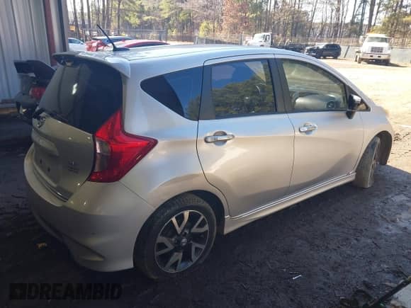 2015 Nissan Note SV z VIN 3N1CE2CP0FL384167, wystawiony jako IAAI lot #41653637 z przebiegiem 117 404 mil mil oraz . Historia ofert i sprzedaży dostępna na DreamBid. Obrazek 4.