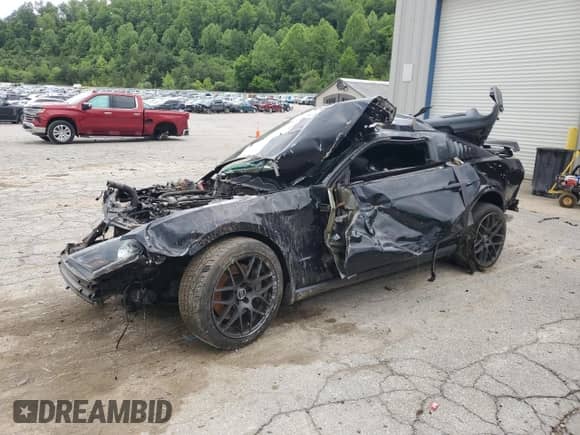 2011 Ford Mustang GT z VIN 1ZVBP8CF0B5121990, wystawiony jako Copart lot #57703535 z przebiegiem Nie podano mil oraz Szkoda całkowita • Salvage title. Historia ofert i sprzedaży dostępna na DreamBid. Obrazek 1.