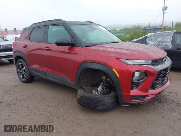 2022 Chevrolet TrailBlazer RS z VIN KL79MUSL1NB035374, wystawiony jako IAAI lot #42353563 z przebiegiem 49 870 mil mil oraz . Historia ofert i sprzedaży dostępna na DreamBid. Obrazek 1.