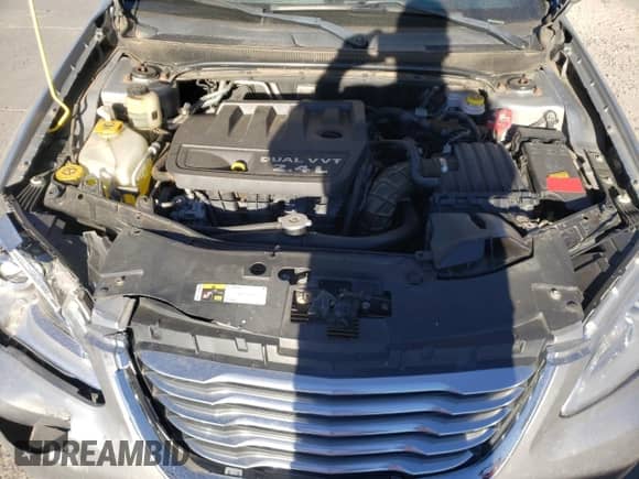 2013 Chrysler 200 Touring z VIN 1C3CCBBB4DN765112, wystawiony jako Copart lot #81339425 z przebiegiem 82 882 mil mil oraz Nie do naprawy • Non repairable. Historia ofert i sprzedaży dostępna na DreamBid. Obrazek 7.