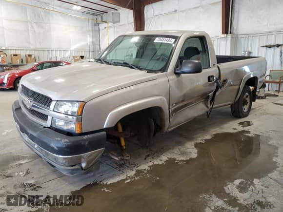 2004 Chevrolet Silverado 2500HD Work Truck z VIN 1GCHC24U24E162756, wystawiony jako Copart lot #75481434 z przebiegiem 77 451 mil mil oraz Czysty tytuł • Clean title. Historia ofert i sprzedaży dostępna na DreamBid. Obrazek 1.