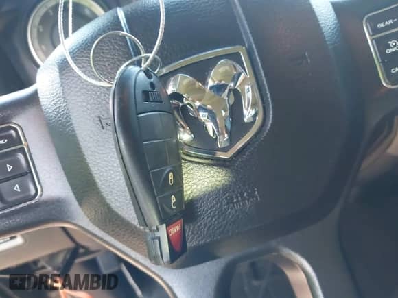 2018 Ram 1500 Express z VIN 1C6RR7FT5JS198871, wystawiony jako IAAI lot #41876526 z przebiegiem 110 805 mil mil oraz . Historia ofert i sprzedaży dostępna na DreamBid. Obrazek 11.