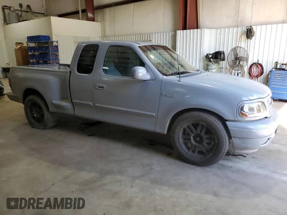 1999 Ford F-150 XL z VIN 2FTRX07W8XCB18782, wystawiony jako Copart lot #48996195 z przebiegiem Nie podano mil oraz Czysty tytuł • Clean title. Historia ofert i sprzedaży dostępna na DreamBid. Obrazek 4.