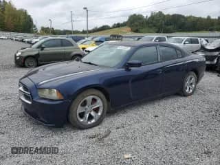 2013 Dodge Charger SXT z VIN 2C3CDXHG2DH687211, wystawiony jako Copart lot #82235325 z przebiegiem 220 015 mil mil oraz Czysty tytuł • Clean title. Historia ofert i sprzedaży dostępna na DreamBid. Obrazek 1.