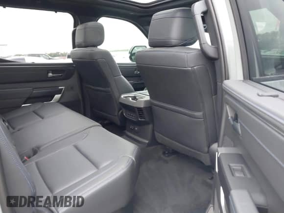 2024 Toyota Tundra Platinum z VIN 5TFNA5DB4RX182558, wystawiony jako IAAI lot #43363749 z przebiegiem 21 696 mil mil oraz . Historia ofert i sprzedaży dostępna na DreamBid. Obrazek 8.