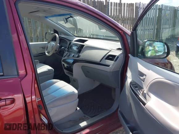 2012 Toyota Sienna z VIN 5TDKA3DC7CS013776, wystawiony jako IAAI lot #43059162 z przebiegiem 155 907 mil mil oraz . Historia ofert i sprzedaży dostępna na DreamBid. Obrazek 5.