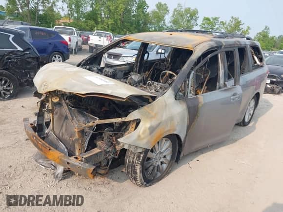 2013 Toyota Sienna LE z VIN 5TDJK3DC3DS061379, wystawiony jako IAAI lot #42380482 z przebiegiem Nie podano mil oraz . Historia ofert i sprzedaży dostępna na DreamBid. Obrazek 2.