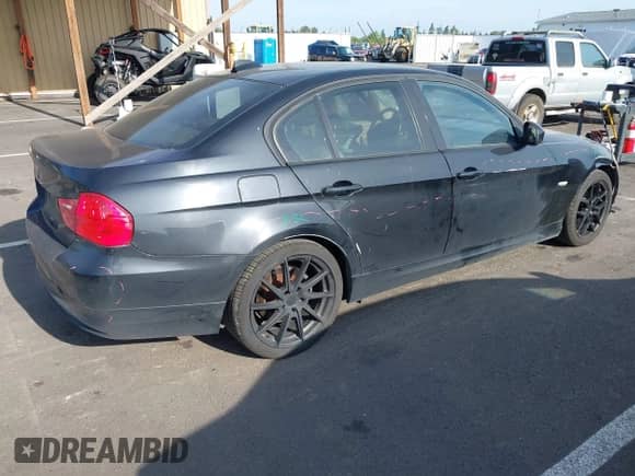 2010 BMW 3 Series 328i z VIN WBAPH5C57AA440298, wystawiony jako IAAI lot #42485008 z przebiegiem 162 072 mil mil oraz . Historia ofert i sprzedaży dostępna na DreamBid. Obrazek 4.