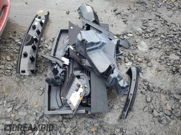 2024 Cadillac Escalade 4WD Sport с VIN 1GYS4FKL2RR154414, выставлен на аукционе Copart как лот 56644165 с пробегом 11 479 миль миль и Списание • Salvage title. История ставок и продаж доступна на DreamBid. Изображение 13.