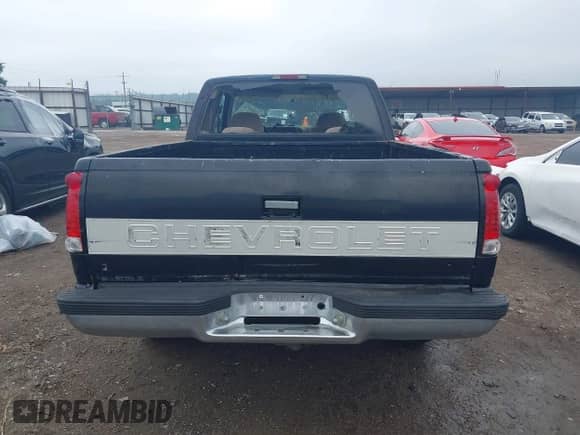 1997 Chevrolet Silverado 1500 z VIN 1GCEC19W5VE263332, wystawiony jako IAAI lot #42400176 z przebiegiem 141 078 mil mil oraz . Historia ofert i sprzedaży dostępna na DreamBid. Obrazek 16.