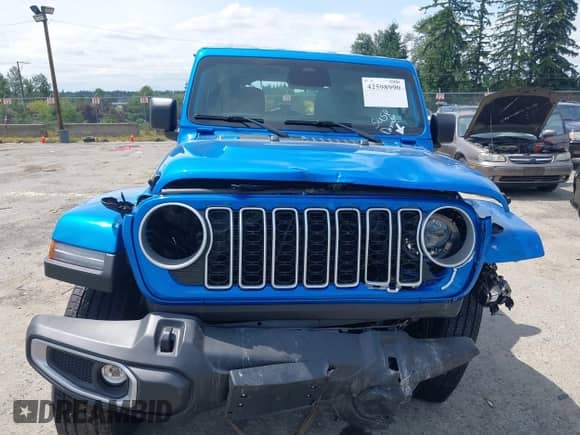 2025 Jeep Wrangler Sahara z VIN 1C4PJXEN8SW589601, wystawiony jako IAAI lot #42598990 z przebiegiem 636 mil mil oraz . Historia ofert i sprzedaży dostępna na DreamBid. Obrazek 11.