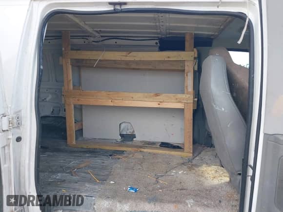 2007 Ford Econoline Cargo Commercial z VIN 1FTNE24L87DB39173, wystawiony jako IAAI lot #42375566 z przebiegiem 545 995 mil mil oraz . Historia ofert i sprzedaży dostępna na DreamBid. Obrazek 8.