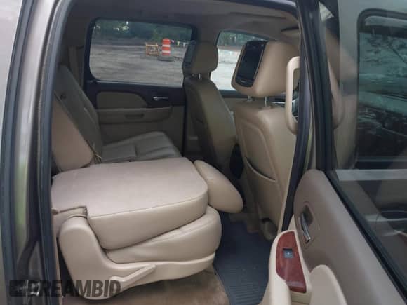2013 Chevrolet Suburban LT with VIN 1GNSKJE78DR155581, listed as a IAAI auction lot 43228965 with 152,165 mi miles and . Bid and sale history available at DreamBid. Image 8.
