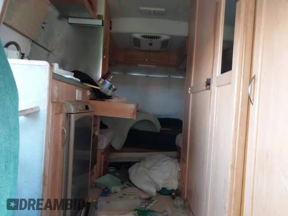 2002 Ford Econoline Cargo z VIN 1FDSE34L72HB41096, wystawiony jako IAAI lot #37394945 z przebiegiem 241 707 mil mil oraz . Historia ofert i sprzedaży dostępna na DreamBid. Obrazek 8.