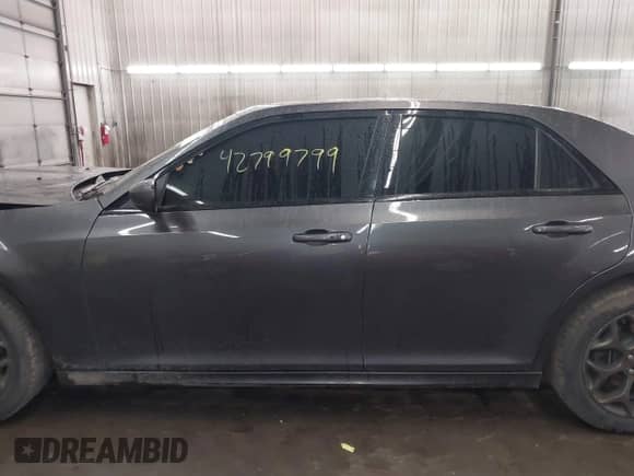 2016 Chrysler 300 S с VIN 2C3CCAGG5GH334807, выставлен на аукционе IAAI как лот 42799799 с пробегом 76 468 миль миль и . История ставок и продаж доступна на DreamBid. Изображение 15.