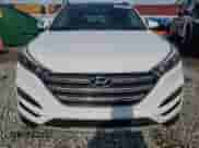 2017 Hyundai Tucson Value z VIN KM8J3CA26HU341948, wystawiony jako Copart lot #56466635 z przebiegiem Nie podano mil oraz Czysty tytuł • Clean title. Historia ofert i sprzedaży dostępna na DreamBid. Obrazek 5.