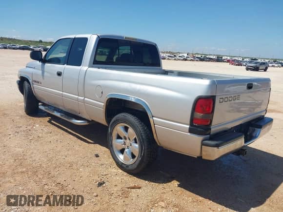 2001 Dodge 1500 z VIN 3B7HC13Y41G771057, wystawiony jako IAAI lot #42592733 z przebiegiem 98 028 mil mil oraz . Historia ofert i sprzedaży dostępna na DreamBid. Obrazek 3.
