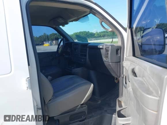 2013 Chevrolet Express Cargo z VIN 1GCWGGBA2D1151653, wystawiony jako IAAI lot #42807855 z przebiegiem 141 790 mil mil oraz . Historia ofert i sprzedaży dostępna na DreamBid. Obrazek 5.