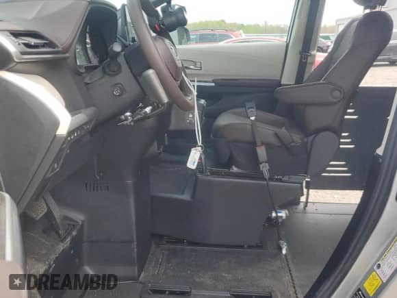 2024 Toyota Sienna Platinum z VIN 5TDERKEC3RS196035, wystawiony jako Copart lot #52682415 z przebiegiem 3 597 mil mil oraz Szkoda całkowita • Salvage title. Historia ofert i sprzedaży dostępna na DreamBid. Obrazek 7.