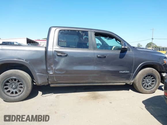 2019 Ram 1500 Laramie z VIN 1C6SRFJT4KN888646, wystawiony jako IAAI lot #42804286 z przebiegiem 109 257 mil mil oraz . Historia ofert i sprzedaży dostępna na DreamBid. Obrazek 13.