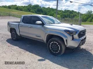 2024 Toyota Tacoma SR5 z VIN 3TMLB5JN7RM014602, wystawiony jako IAAI lot #42318306 z przebiegiem 2 253 mil mil oraz . Historia ofert i sprzedaży dostępna na DreamBid. Obrazek 1.
