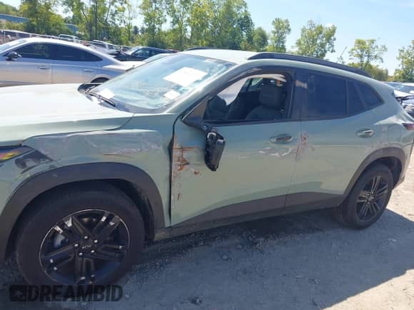 2025 Chevrolet Trax ACTIV z VIN KL77LKEP5SC168464, wystawiony jako IAAI lot #42880231 z przebiegiem 3 274 mil mil oraz . Historia ofert i sprzedaży dostępna na DreamBid. Obrazek 6.