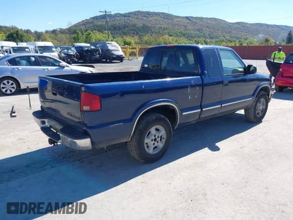 2002 Chevrolet S-10 LS с VIN 1GCDT19W928180069, выставлен на аукционе IAAI как лот 43410867 с пробегом 199 324 миль миль и . История ставок и продаж доступна на DreamBid. Изображение 4.