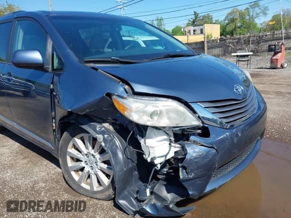 2017 Toyota Sienna XLE with VIN 5TDDZ3DC4HS156287, listed as a IAAI auction lot 42275390 with 94,180 mi miles and . Bid and sale history available at DreamBid. Image 6.