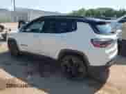 2019 Jeep Compass Altitude z VIN 3C4NJCBBXKT636725, wystawiony jako IAAI lot #43200549 z przebiegiem 99 713 mil mil oraz . Historia ofert i sprzedaży dostępna na DreamBid. Obrazek 3.