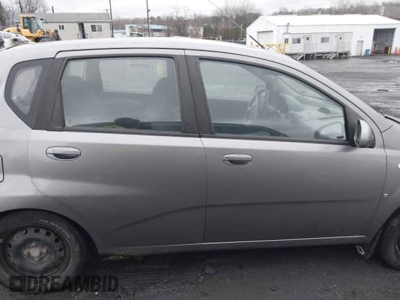 2008 Chevrolet Aveo LS z VIN KL1TD66658B110470, wystawiony jako IAAI lot #41802890 z przebiegiem 116 376 mil mil oraz . Historia ofert i sprzedaży dostępna na DreamBid. Obrazek 13.