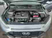 2021 Hyundai Kona SE z VIN KM8K12AA4MU639985, wystawiony jako Copart lot #82145535 z przebiegiem 94 877 mil mil oraz Czysty tytuł • Clean title. Historia ofert i sprzedaży dostępna na DreamBid. Obrazek 11.