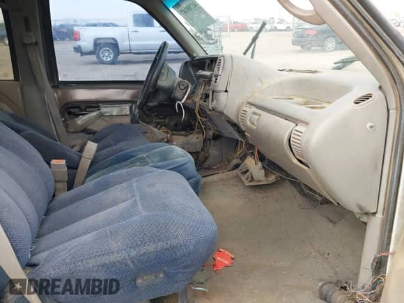 1995 Chevrolet Tahoe z VIN 1GNEK13K8SJ452589, wystawiony jako IAAI lot #41788147 z przebiegiem 291 313 mil mil oraz . Historia ofert i sprzedaży dostępna na DreamBid. Obrazek 5.
