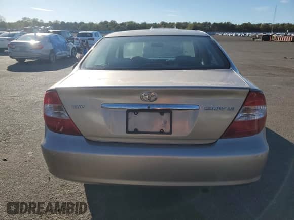 2002 Toyota Camry LE z VIN 4T1BE32K82U588621, wystawiony jako Copart lot #86985085 z przebiegiem 252 745 mil mil oraz Szkoda całkowita • Salvage title. Historia ofert i sprzedaży dostępna na DreamBid. Obrazek 6.