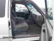 2003 Chevrolet Silverado 2500HD LT z VIN 1GCHK29U23E116984, wystawiony jako IAAI lot #43217859 z przebiegiem 265 239 mil mil oraz . Historia ofert i sprzedaży dostępna na DreamBid. Obrazek 5.