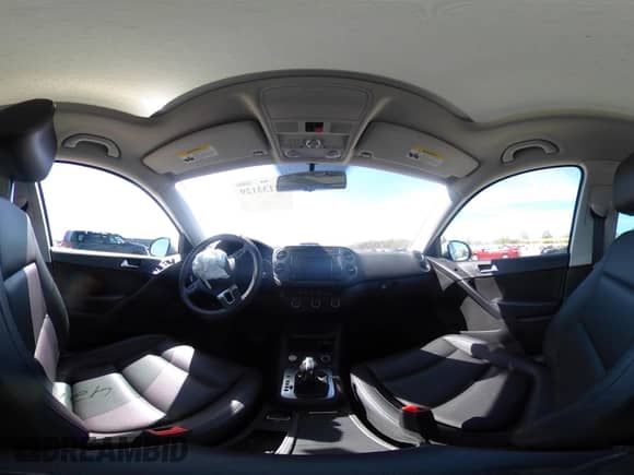 2016 Volkswagen Tiguan S z VIN WVGAV7AXXGW575199, wystawiony jako IAAI lot #42133129 z przebiegiem 95 506 mil mil oraz . Historia ofert i sprzedaży dostępna na DreamBid. Obrazek 18.