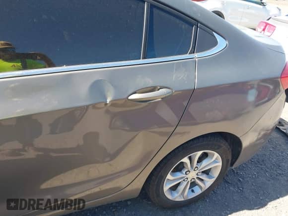 2019 Chevrolet Cruze LT z VIN 1G1BE5SM8K7117383, wystawiony jako IAAI lot #43493081 z przebiegiem 158 083 mil mil oraz . Historia ofert i sprzedaży dostępna na DreamBid. Obrazek 6.