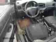 2010 Hyundai Accent GS z VIN KMHCM3AC8AU165926, wystawiony jako Copart lot #48303995 z przebiegiem 248 619 mil mil oraz Szkoda całkowita • Salvage title. Historia ofert i sprzedaży dostępna na DreamBid. Obrazek 8.