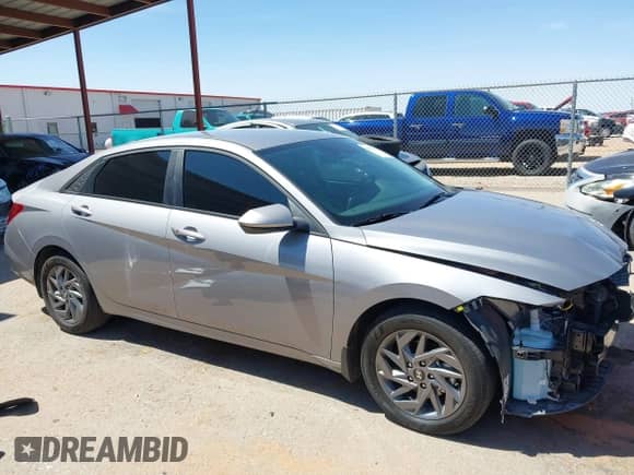 2025 Hyundai Elantra SEL Sport z VIN KMHLM4DJ2SU143499, wystawiony jako IAAI lot #42857454 z przebiegiem 8 624 mil mil oraz . Historia ofert i sprzedaży dostępna na DreamBid. Obrazek 14.