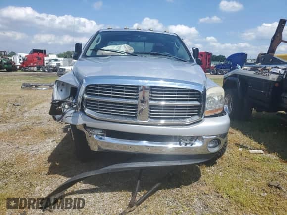 2006 Dodge 3500 SLT z VIN 3D7MX48C86G129083, wystawiony jako Copart lot #62094225 z przebiegiem 172 759 mil mil oraz Szkoda całkowita • Salvage title. Historia ofert i sprzedaży dostępna na DreamBid. Obrazek 5.