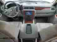 2009 Chevrolet Avalanche LTZ z VIN 3GNFK32039G220039, wystawiony jako Copart lot #41865885 z przebiegiem 289 882 mil mil oraz Czysty tytuł • Clean title. Historia ofert i sprzedaży dostępna na DreamBid. Obrazek 8.