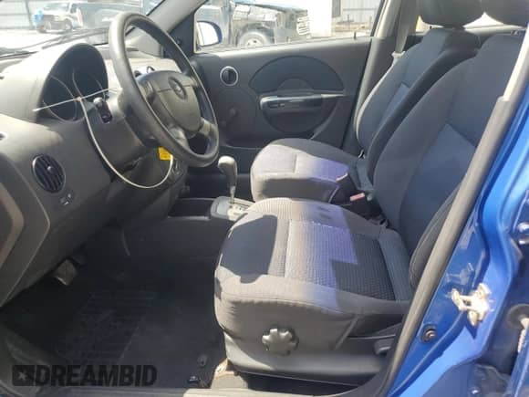 2007 Chevrolet Aveo LS z VIN KL1TD66667B695025, wystawiony jako Copart lot #66676175 z przebiegiem 92 635 mil mil oraz Szkoda całkowita • Salvage title. Historia ofert i sprzedaży dostępna na DreamBid. Obrazek 7.