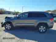 2011 Jeep Grand Cherokee Laredo z VIN 1J4RR4GG3BC723439, wystawiony jako IAAI lot #43385250 z przebiegiem 119 619 mil mil oraz . Historia ofert i sprzedaży dostępna na DreamBid. Obrazek 14.