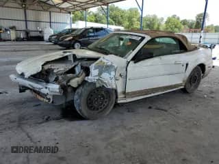 2002 Ford Mustang Deluxe z VIN 1FAFP44412F113486, wystawiony jako Copart lot #69901725 z przebiegiem 214 518 mil mil oraz Szkoda całkowita • Salvage title. Historia ofert i sprzedaży dostępna na DreamBid. Obrazek 1.