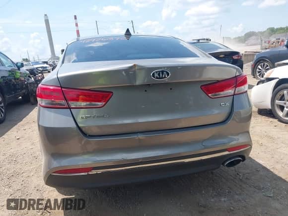 2016 Kia Optima EX z VIN 5XXGU4L32GG098747, wystawiony jako IAAI lot #42926370 z przebiegiem 132 197 mil mil oraz . Historia ofert i sprzedaży dostępna na DreamBid. Obrazek 17.