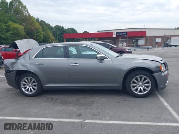 2011 Chrysler 300 Limited с VIN 2C3CA5CG4BH585748, выставлен на аукционе IAAI как лот 43219725 с пробегом 197 644 миль миль и . История ставок и продаж доступна на DreamBid. Изображение 13.