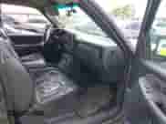 2002 Chevrolet Silverado 1500 LS z VIN 2GCEC19T921110469, wystawiony jako IAAI lot #39912012 z przebiegiem 288 705 mil mil oraz . Historia ofert i sprzedaży dostępna na DreamBid. Obrazek 5.