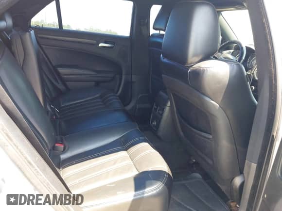 2014 Chrysler 300 S с VIN 2C3CCABG7EH272654, выставлен на аукционе IAAI как лот 43147657 с пробегом 202 449 миль миль и . История ставок и продаж доступна на DreamBid. Изображение 8.